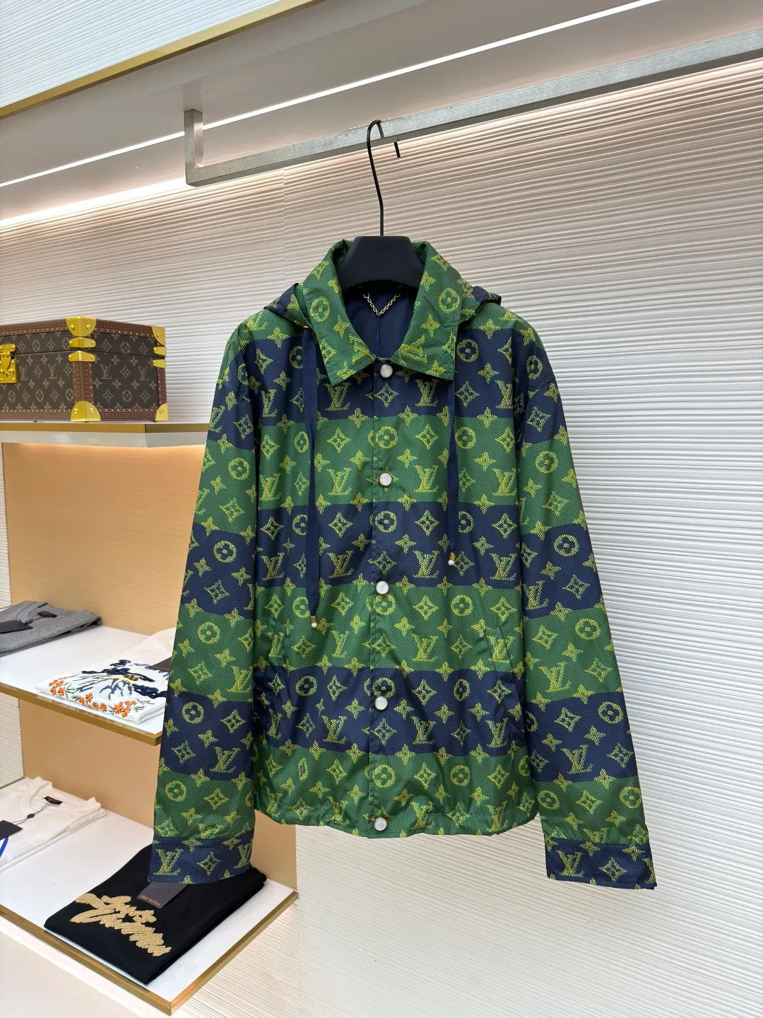 LOUIS VUITTON contrasting color presbyopic hooded jacket ●Original version: purchased and developed by 24386 ●Item number: 1681295-B60 ●Material: polyester fiber fabric ●Technology: printing production ●Color: blue and green color matching ●Version: fitted version ●Weight: about 510 grams ●Size: 46-48-50-52 ●Description: When classic Monogram presbyopia meets contrasting stripes, this LV jacket instantly ignites the trend! The collision of green and navy is full of tension, the presbyopia logo all over the floor shows the pedigree of the luxury brand, and the hooded design takes into account both style and practicality. Whether you are going out on the street or socializing in luxury, it can make you stand out from the crowd in one second. It is an excellent choice for advanced wear for presbyopia lovers. Wear it and you will be a walking fashion hormone. The overall wiring is straight and delicate, the fabric is comfortable and soft, and the color is consistent without color difference. It can be matched with the same style to create a fashionable look and control various occasions. Customized accessories, complete with three standards, same style for men and women!